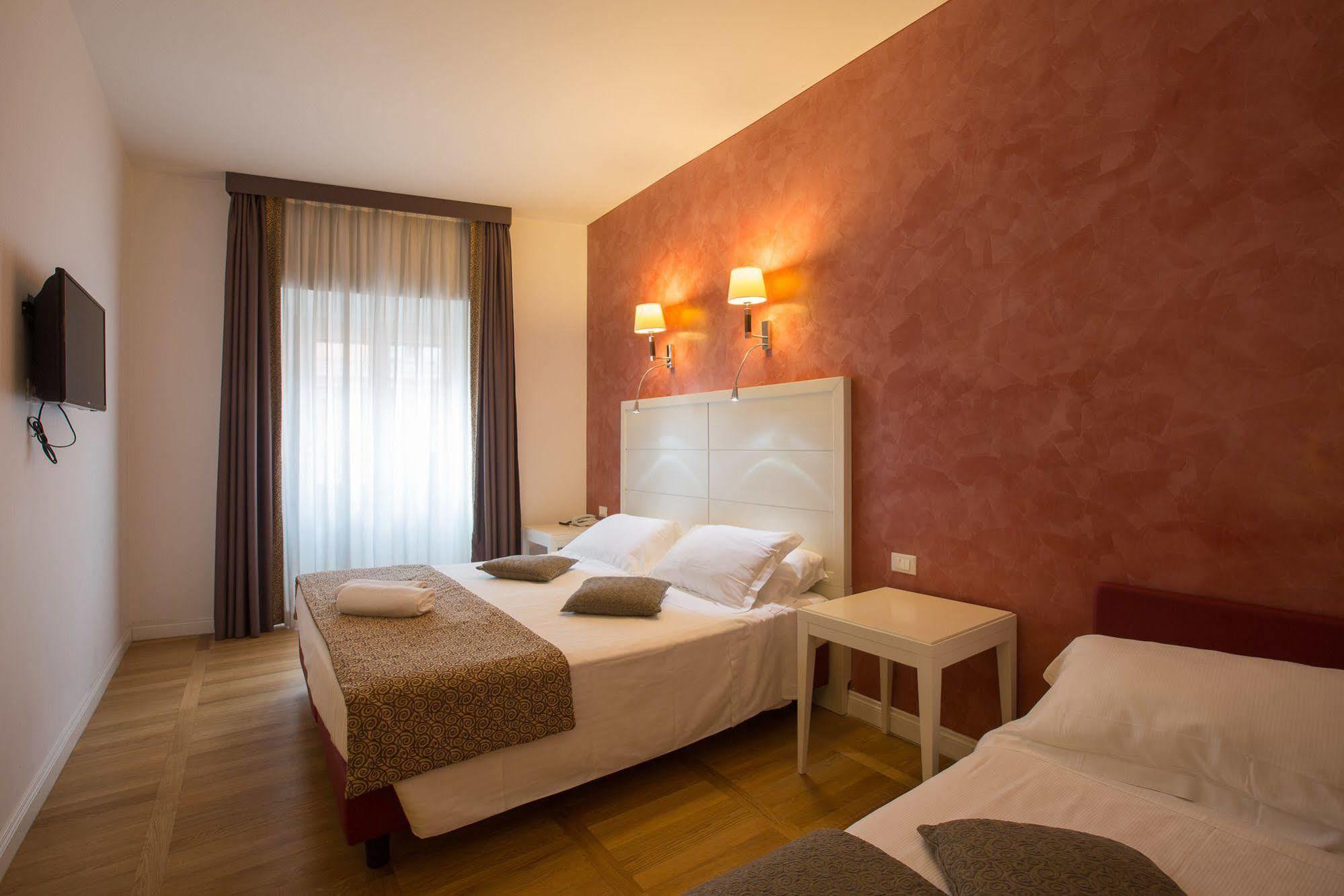 Floris Hotel